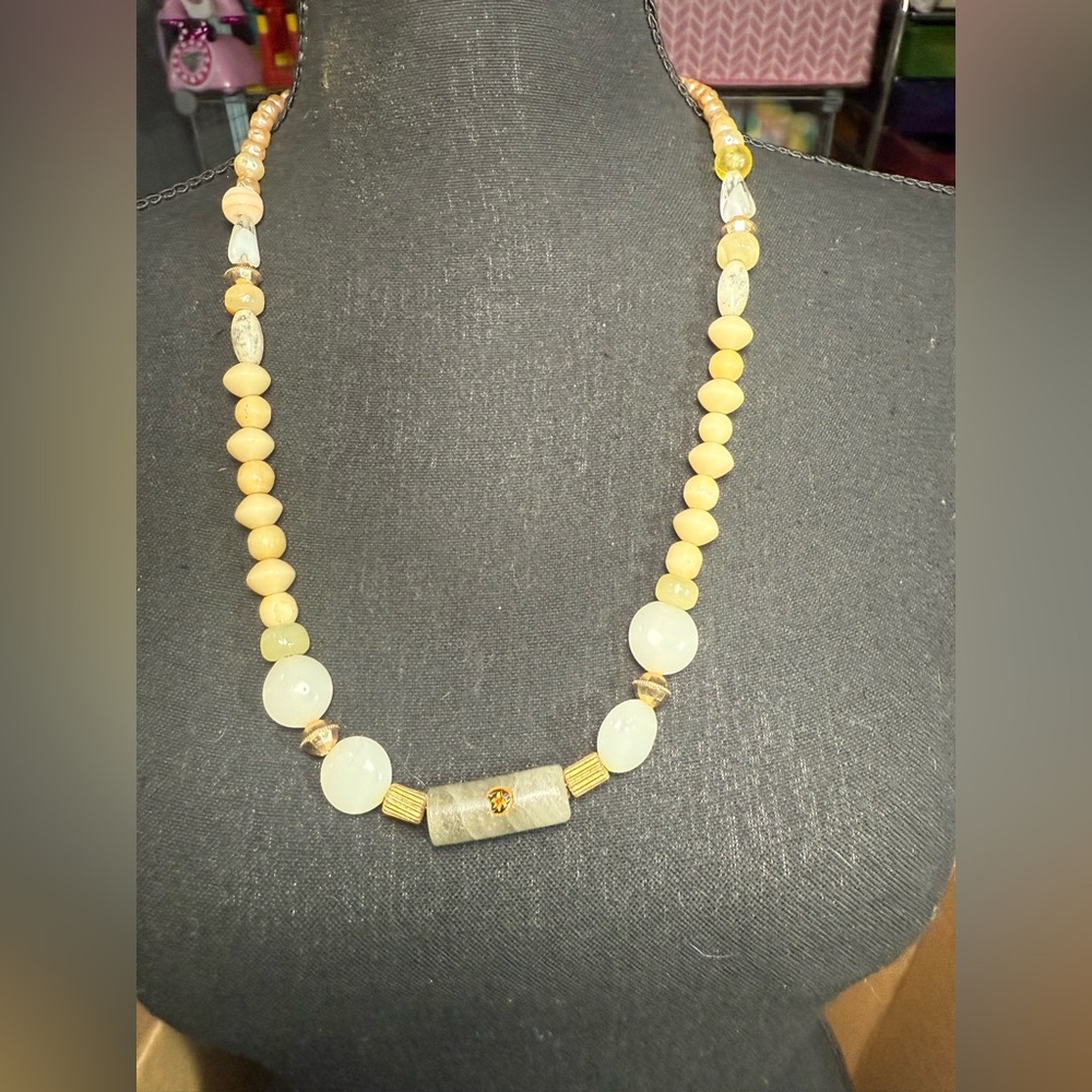 Beaded Necklace in Cream‎ and Gold